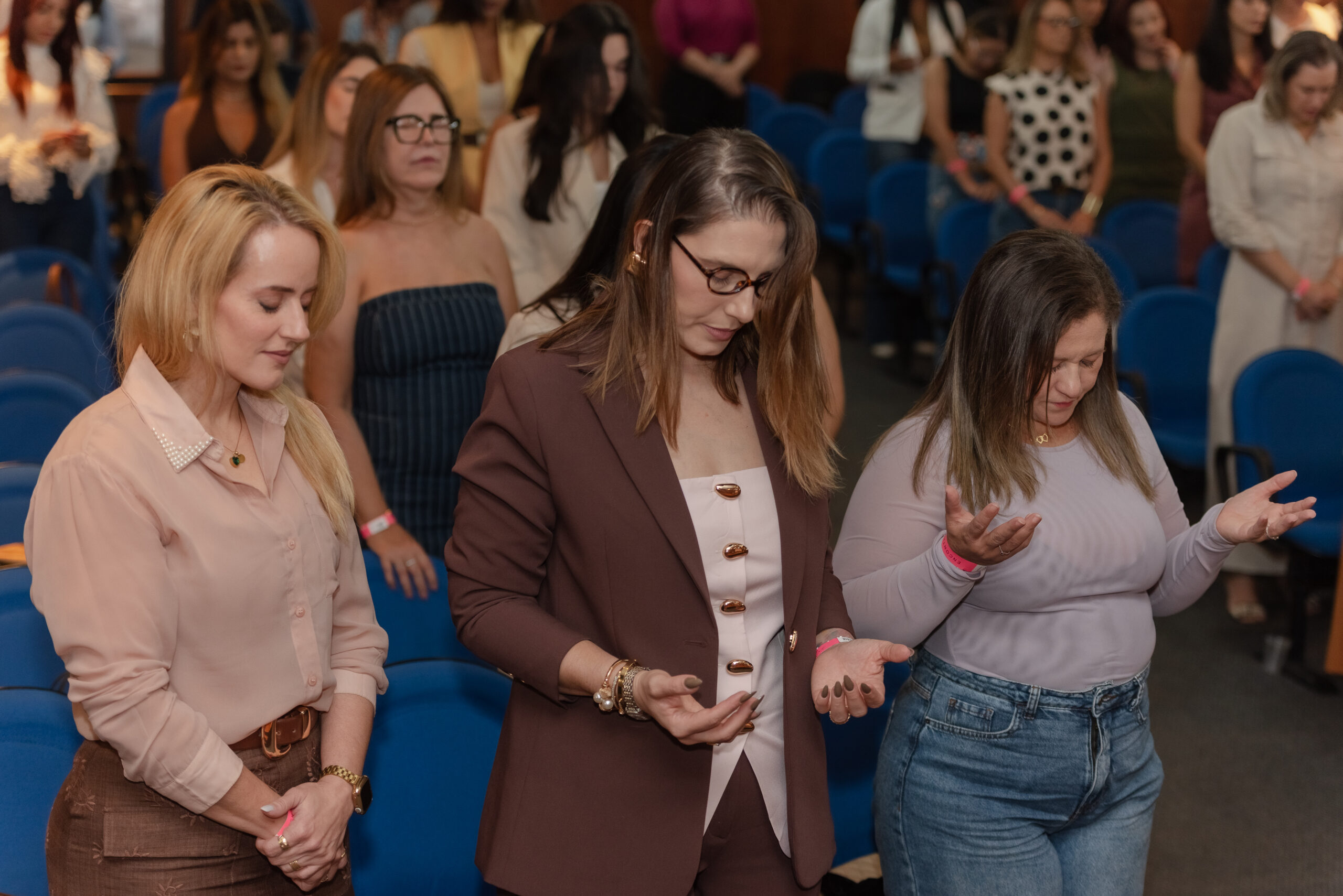 Mulheres reunidas durante uma experiência